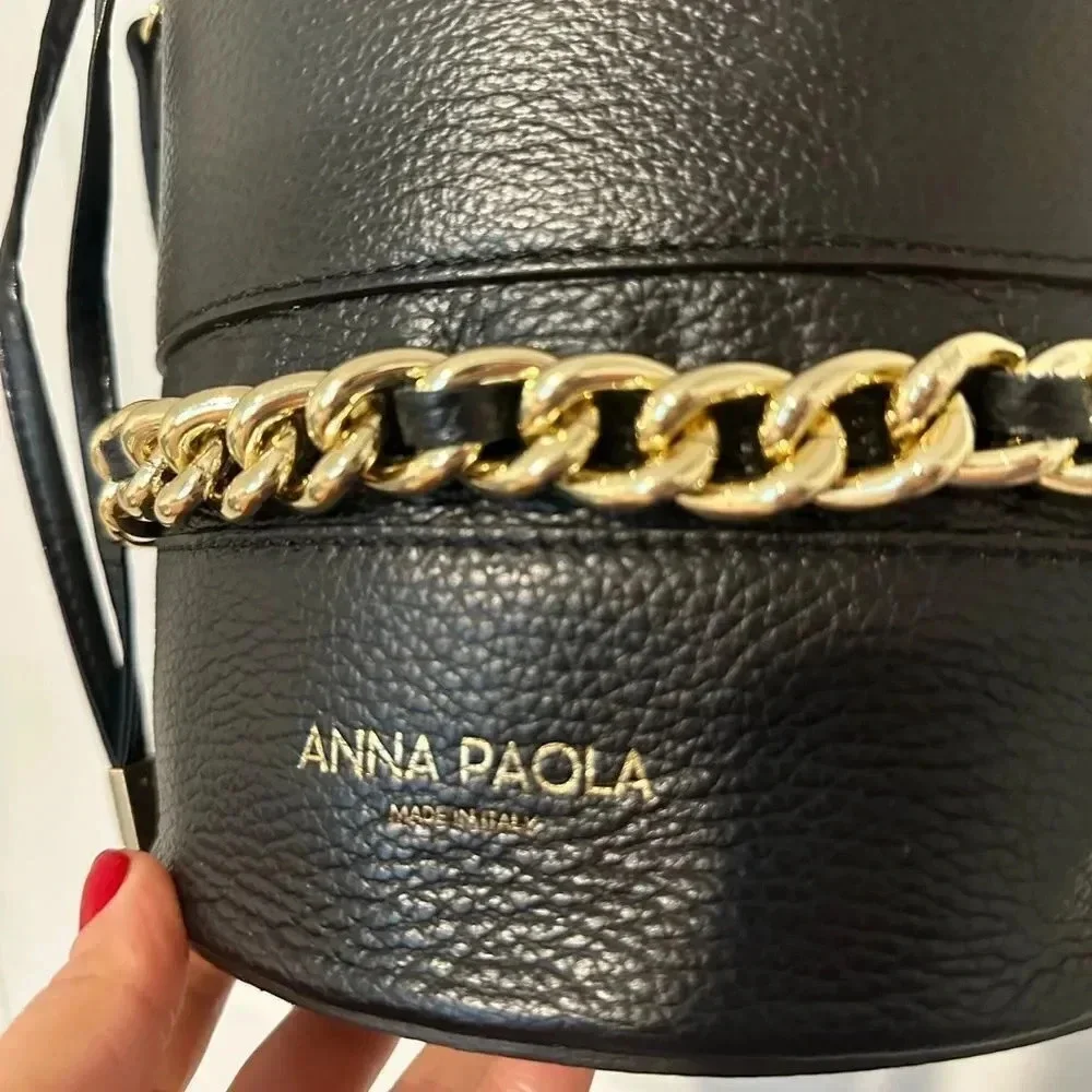 ANNA PAOLA Italian Leather Bucket Bag in Black - Picture 8 of 11